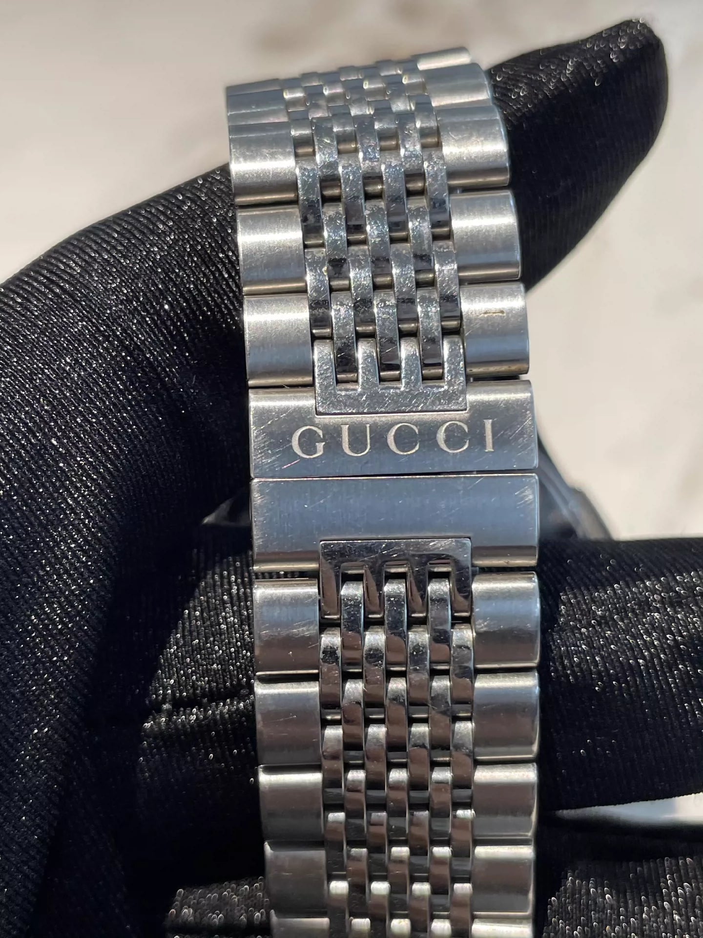 291024-70 Gucci 2570 quartz watch