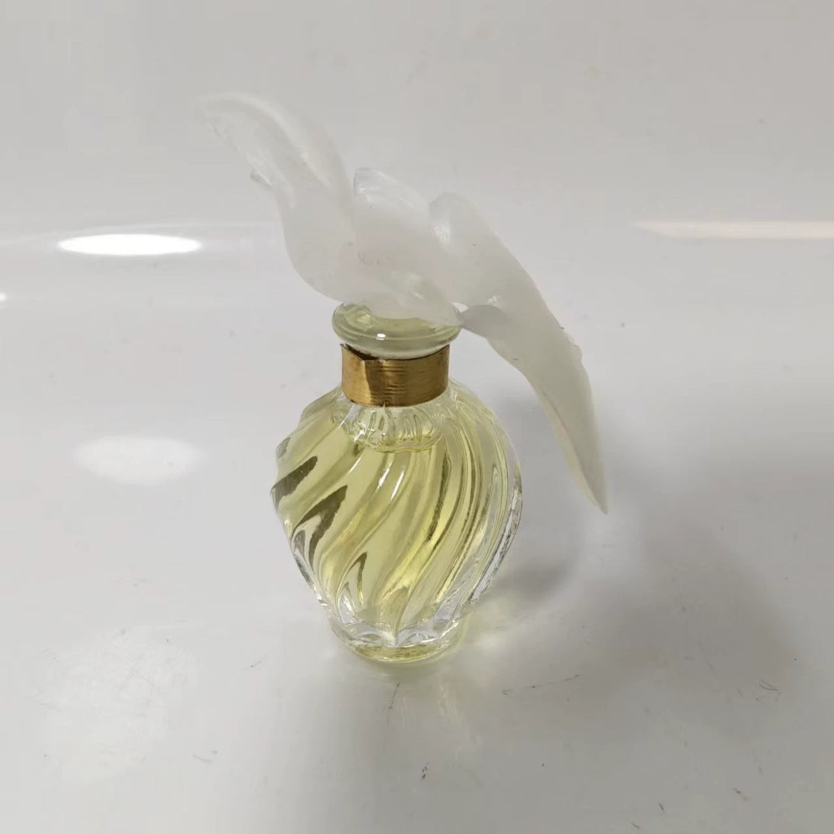 020926-360 Nina Ricci fly together