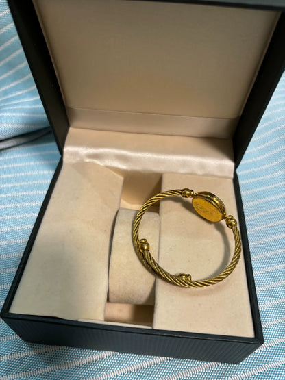 291024-81 Gucci women's watch with box