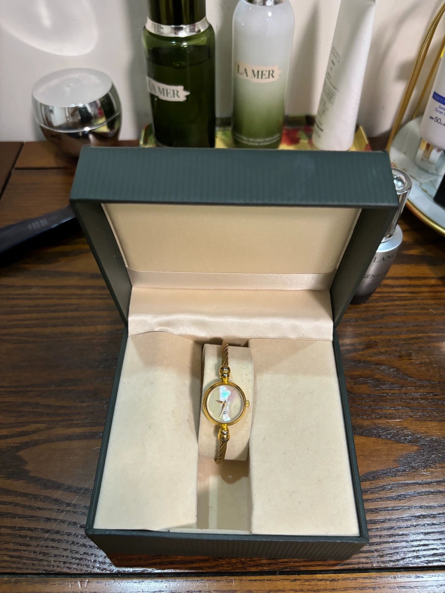 291024-81 Gucci women's watch with box