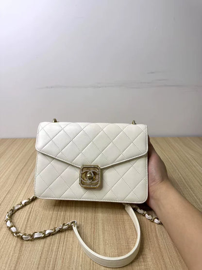 150626-bag-57 Chanel 21k square button handbag