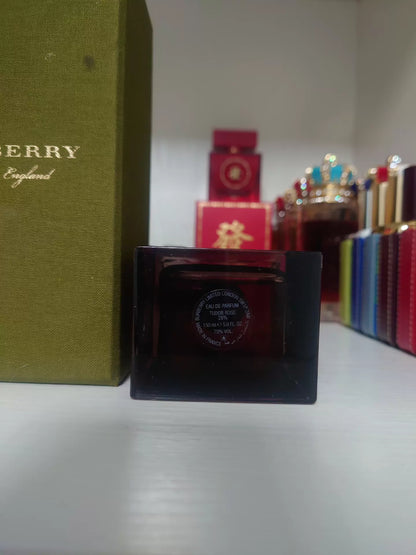 110826-220 Burberry haute couture tudor Perfume