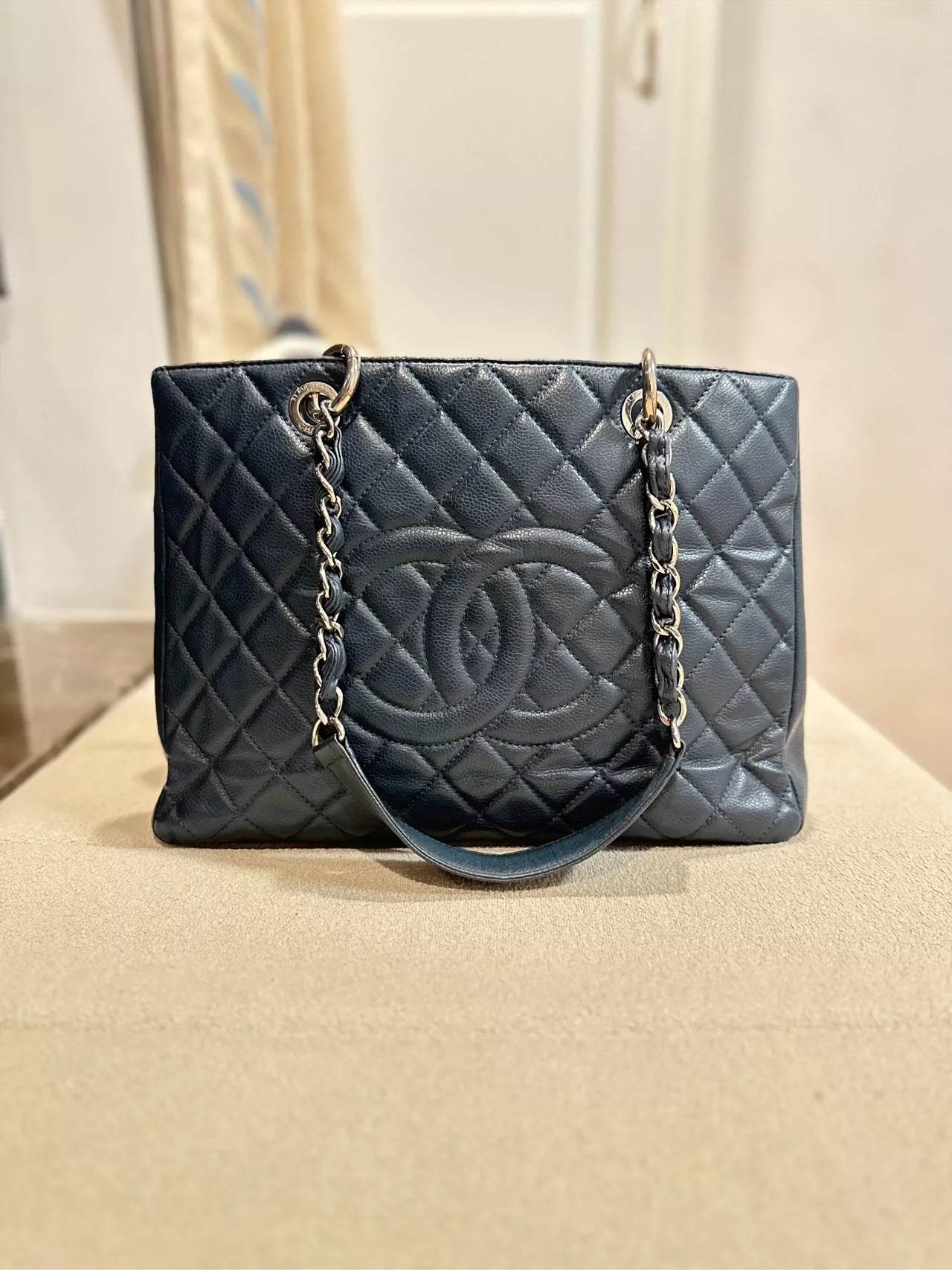 051124-21 CHANEL Chanel GST shoulder handbags, hidden blue, litchi pattern leather, 15 open, no attachment, 95 new, size: 33*24*13