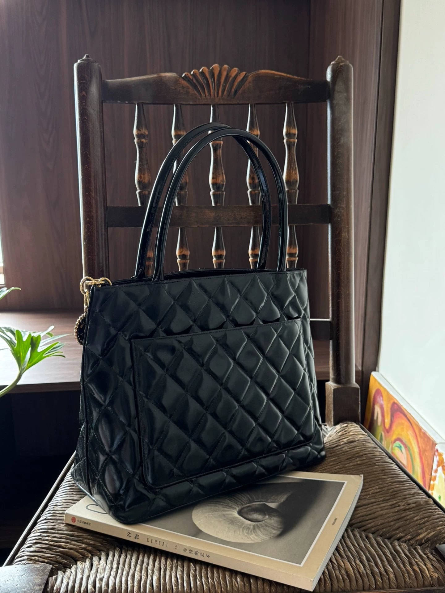 150626-bag-88 Chanel Hilton black patent tote bag
