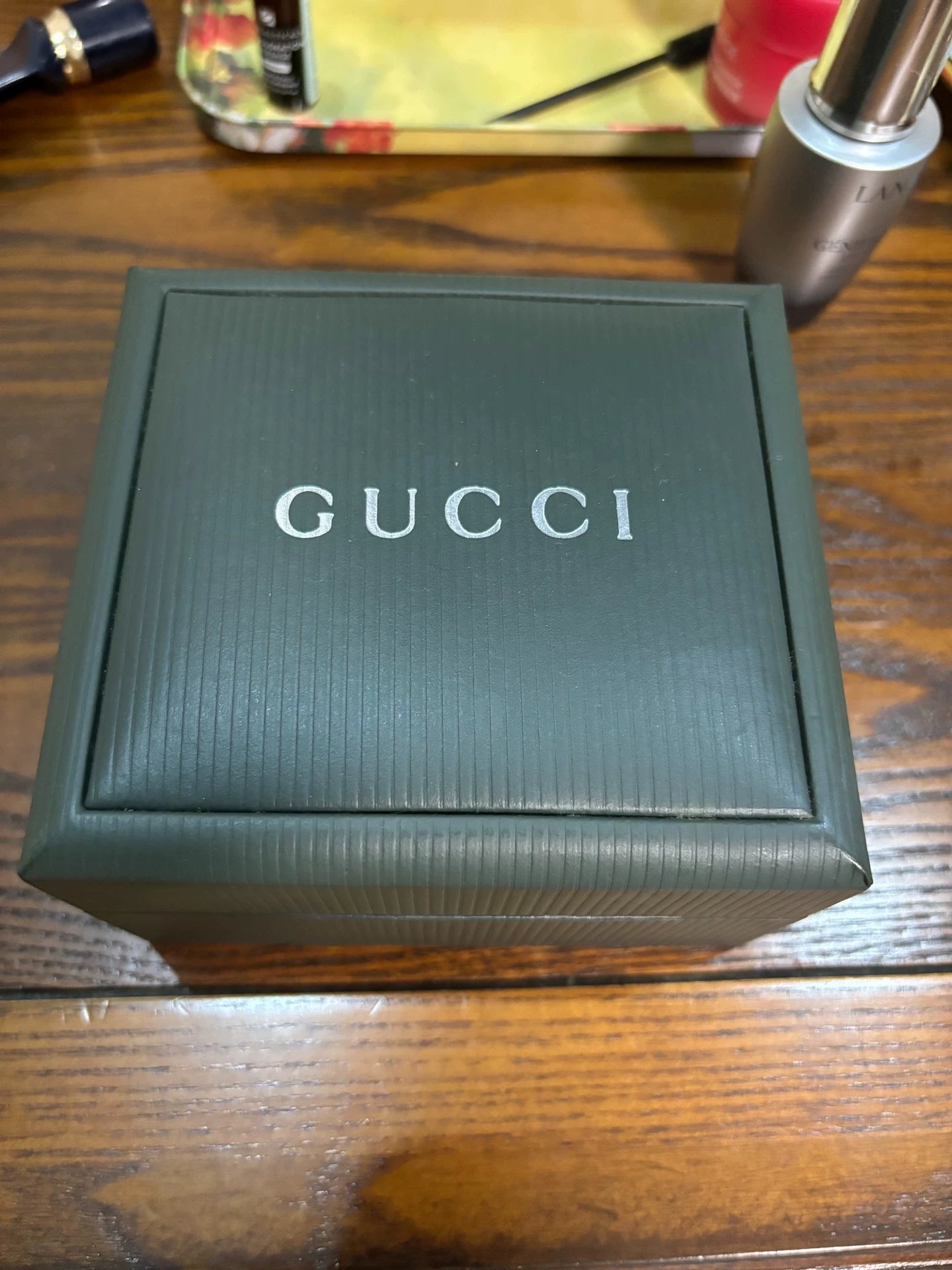 291024-81 Gucci women's watch with box