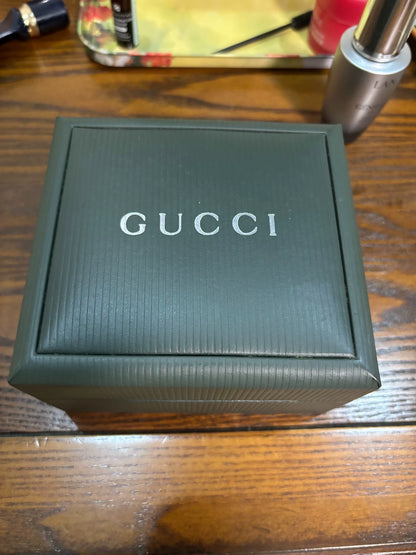 291024-81 Gucci women's watch with box