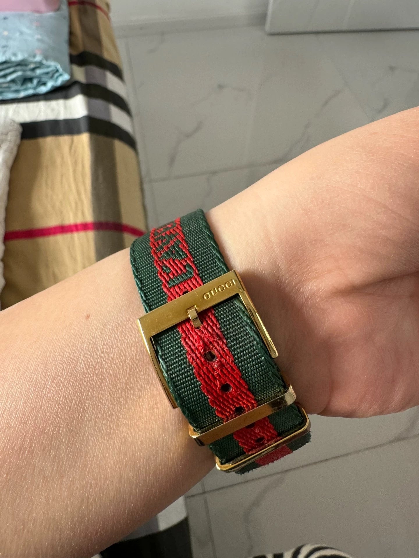 241224-16 Auth Gucci Bee G-Timeless Quartz Green & Red Nylon Strap Watch