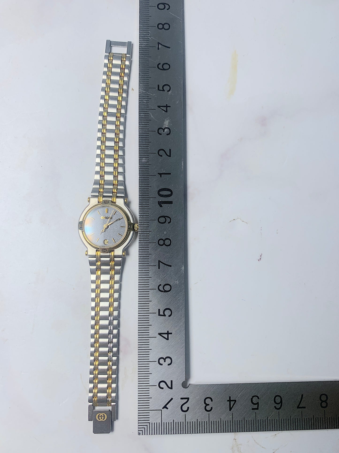 Women Gucci silver tone Quartz  Watch - 240124 E