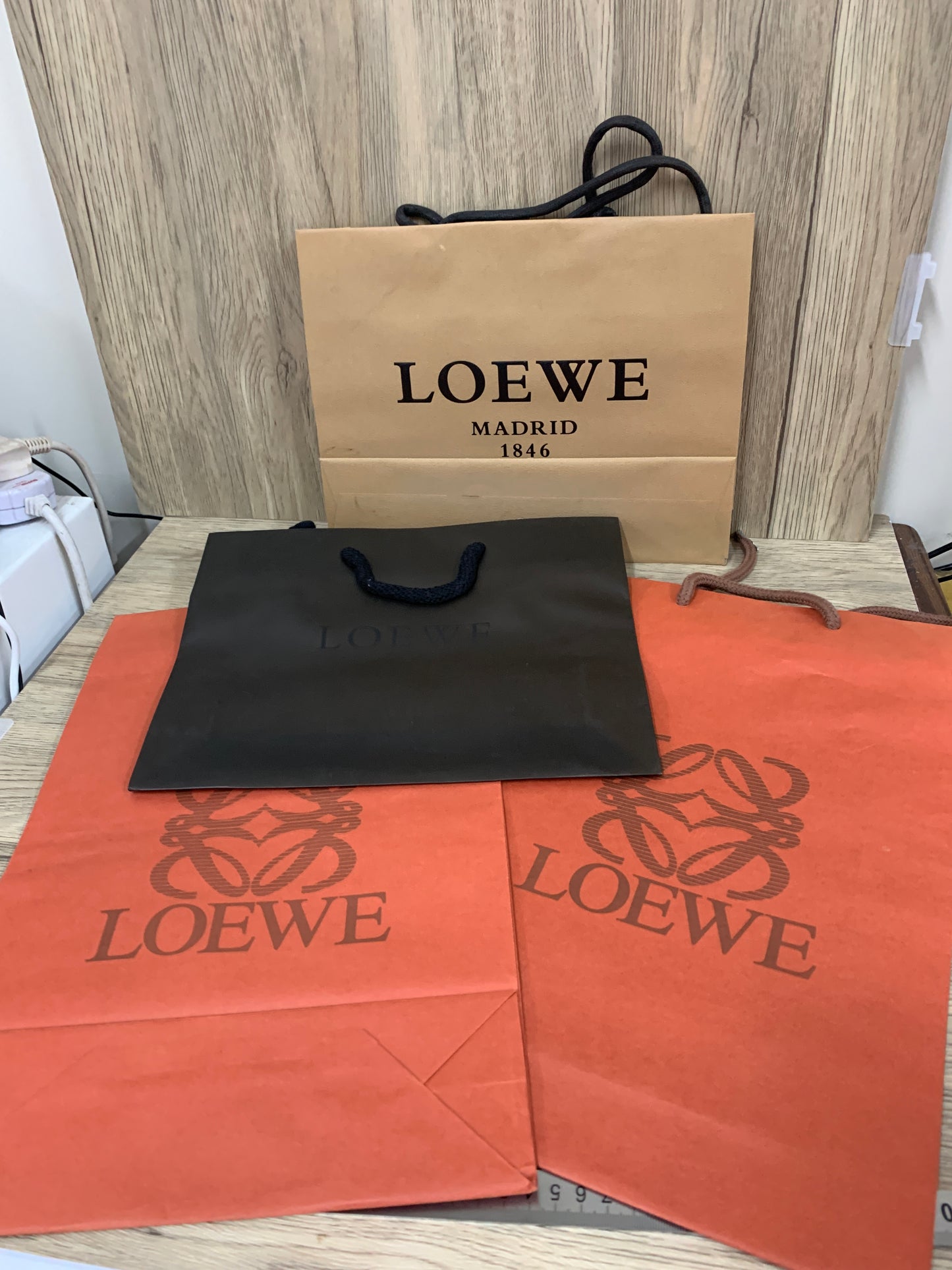 正品 Loewe 紙袋 x 4 套裝禮品手袋錢包化妝品
