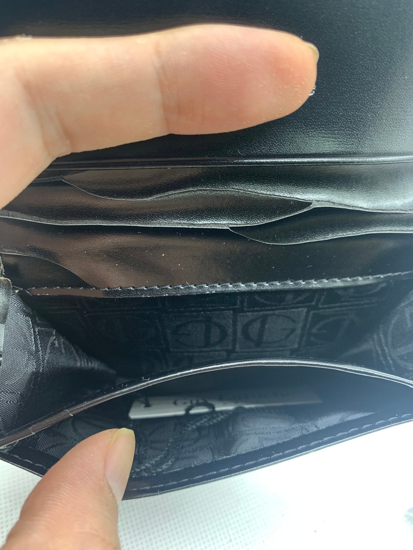 Guy Laroche wallet coins bag black 4" x 3"