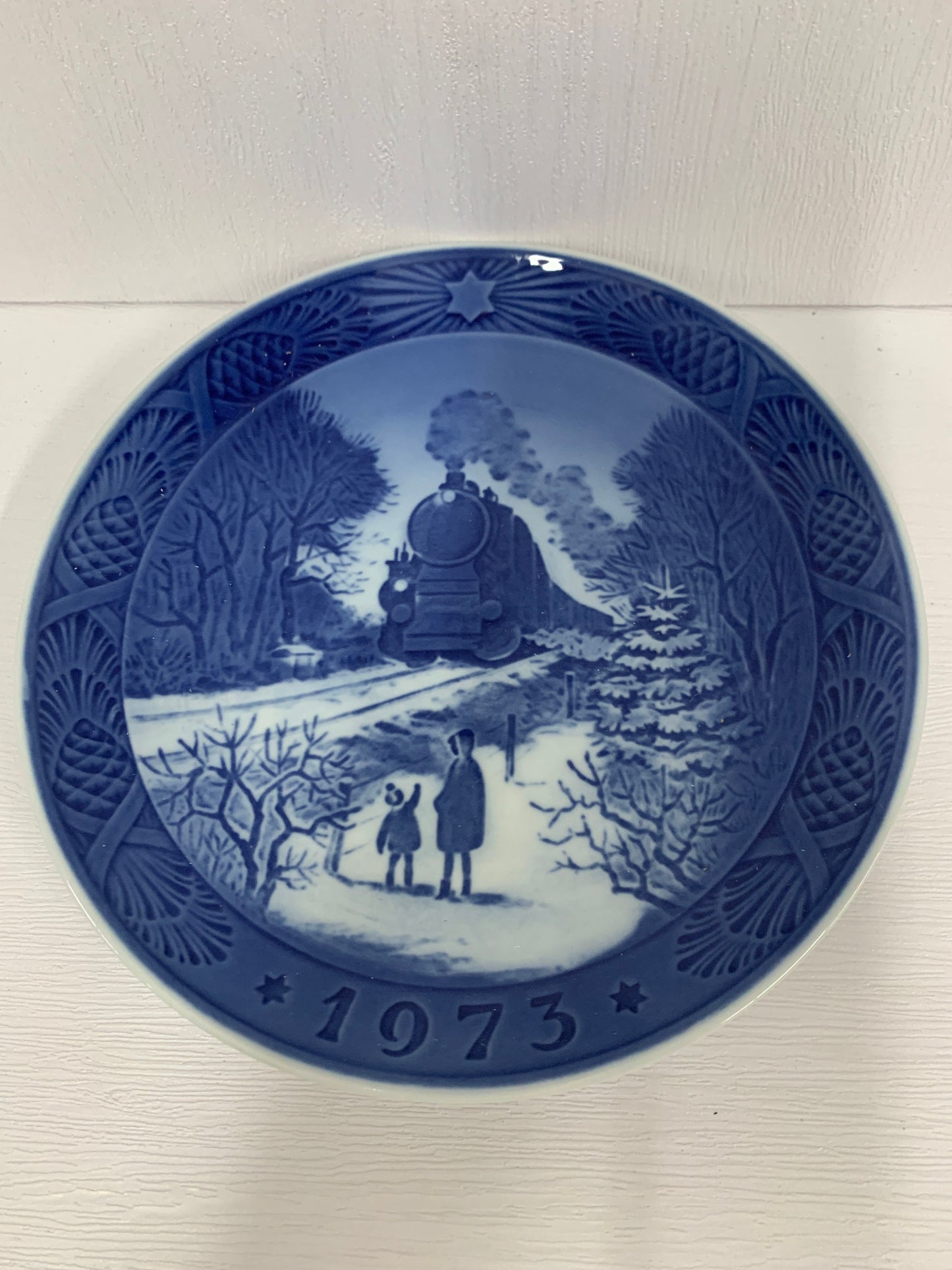 Royal Copenhagen Plates 1973 for christmas 19cm diameter and wedgwood Guam 12cm  2 plates