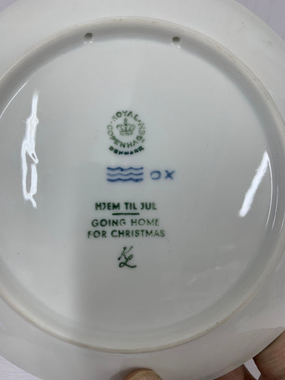 Royal Copenhagen Plates 1973 for christmas 19cm diameter and wedgwood Guam 12cm  2 plates